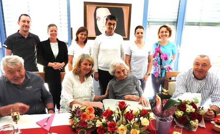 Slavljenka Slavica s sorodniki in vodstvom Doma Taber